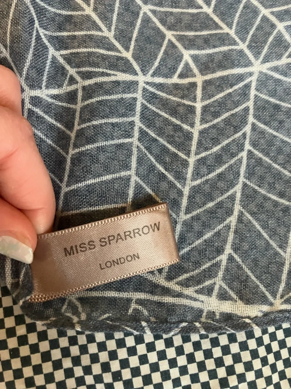4/$20 Anthropologie London Charcoal Grey Botanical Leaf Print Scarf Sheer